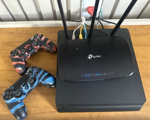 PS4 Slin com 2 controles e 10 jogos