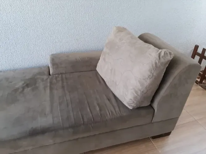 Sofá Chaise em Suede Verde Musgo | Muito Confortável | Ótimo Estado