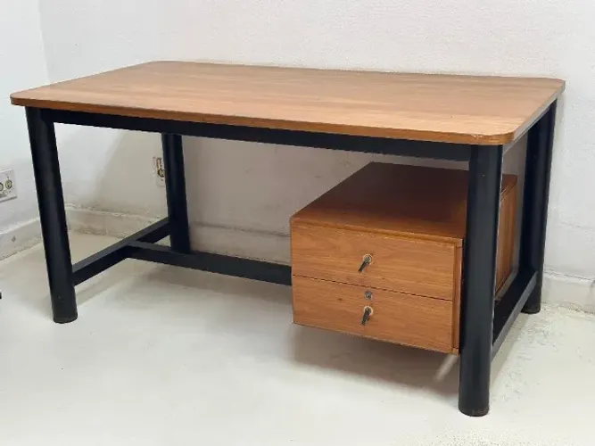 Mesa de escritório (tampo de madeira e estrutura em alumínio)