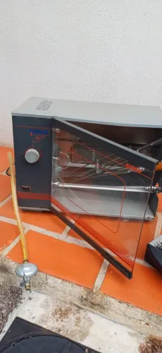 Assador a Gás Rotativo Arke com 3 Espetos e Porta de Vidro