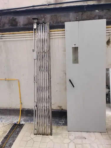 Vendo conjunto de porta de aço, porta pantográfica, de elevador com motor dá porta e polli