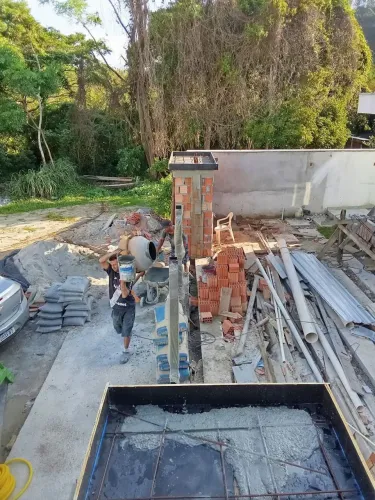 Pedreiro carpinteiro telhadista empreiteiro  trabalhamos com reforma e construção 