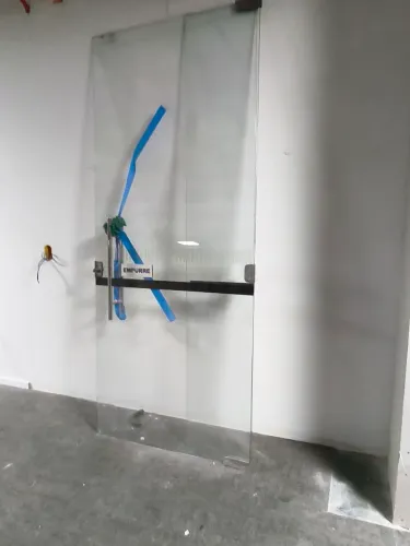 Portas em MDF e vidro temperado 