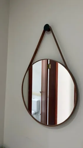 Espelho com alça e moldura em couro 50cm