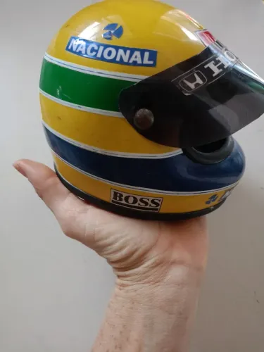Mini capacete Ayrton Senna com desgaste do tempo