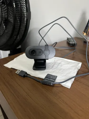 Webcam Full HD Logitech Brio 100 - Grafite Preto