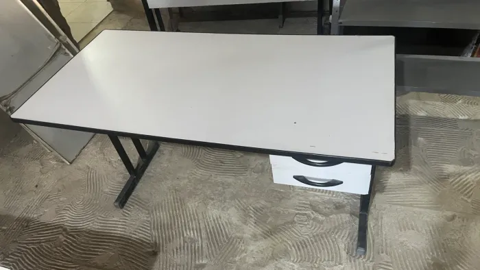 Mesa de escritório branca