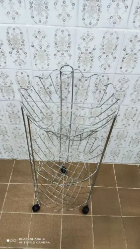 Cesto para guardar frutas em aço inox (novo) com rodinhas<br>R$: 50,00