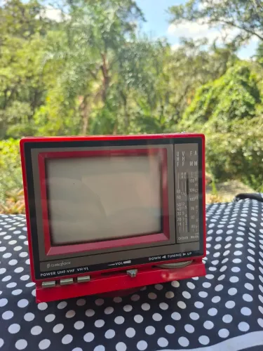 Mini TV e rádio Portátil Vintage Vermelha (Anos 80) - Ideal para Decoração/Coleção