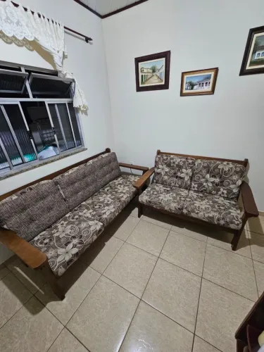 Sofá todo em madeira e recém reformado 