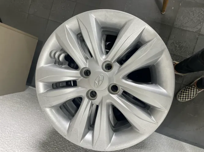 4 Rodas com calotas hb20