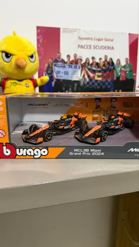 Kit miniaturas Fórmula 1 c/2 Burago MCL38 Miami GP 2024