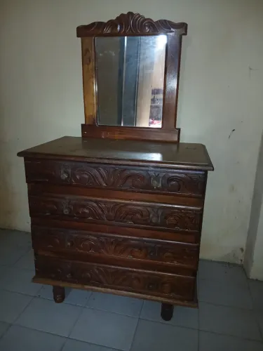Cômoda colonial com espelho em Imbuia.