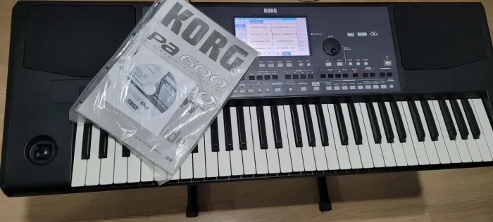 Teclado Korg PA600 na cx 