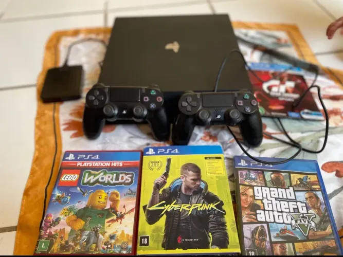 PlayStation 4 PRO 1TB 2 controles na caixa, 3 jogos físicos + HD externo 1 Tb
