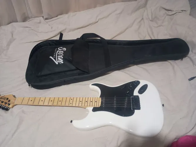 Guitarra Stratocaster + pedaleira tank G