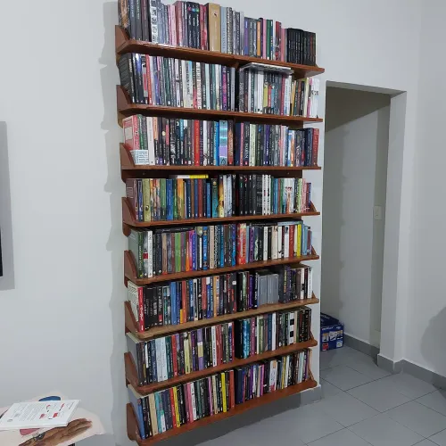 Prateleiras em madeira maciça para livros
