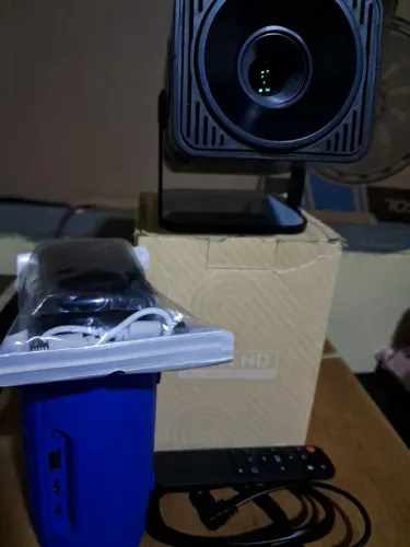  Vendo projetor novo hy 320 e a caixinha Bluetooth 