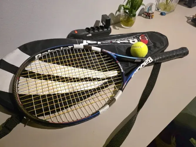Raqueteira com raquete e bola