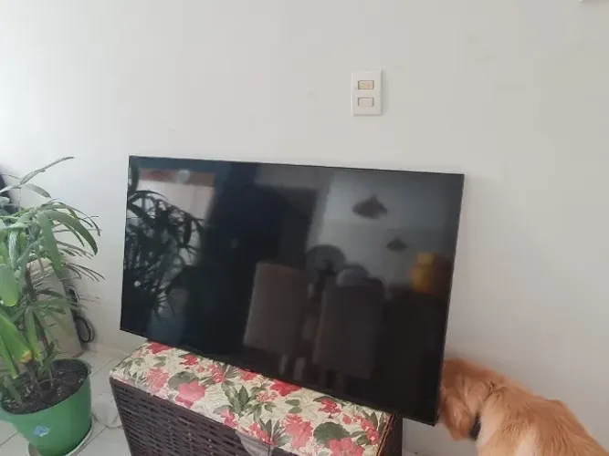 TV Samsung com pequena trinca na tela. UN55TU8000G.