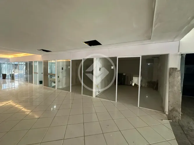 Sala térrea com 16,40M2, em prédio comercial na Av. Rubens de Mendonça, totalmente revital