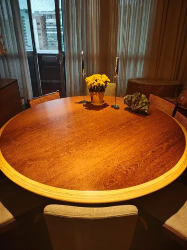 Mesa de jantar Eclipse do designer Paulo Alves.