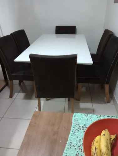 Mesa de jantar com 6 cadeiras usada em boas condições com marcas de uso