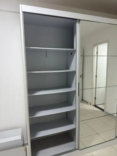 Guarda roupa branco com espelho 