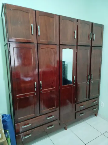 Guarda-roupa de madeira