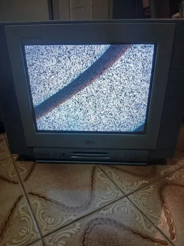 TV LG 15" de tubo - acompanha controle remoto 