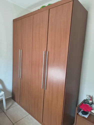Quarto completo guarda roupa, cama de casal box e cômoda 