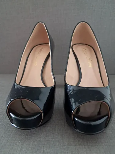 Sandália Peep toe verniz preto. Nunca usada. Salto 10cm. Tamanho 35