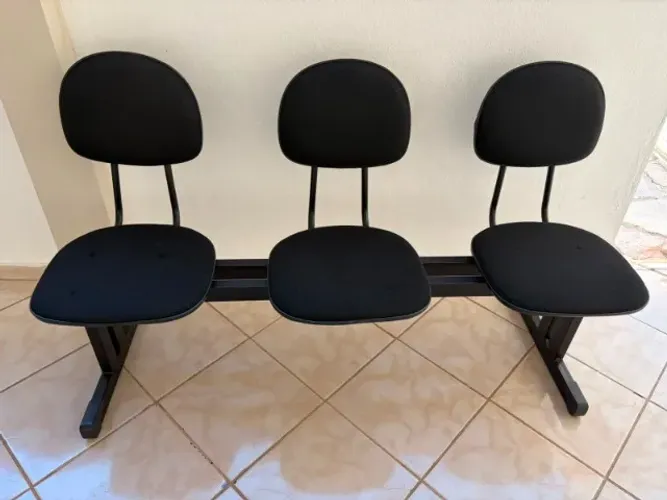 Longarinas com três assentos estofados