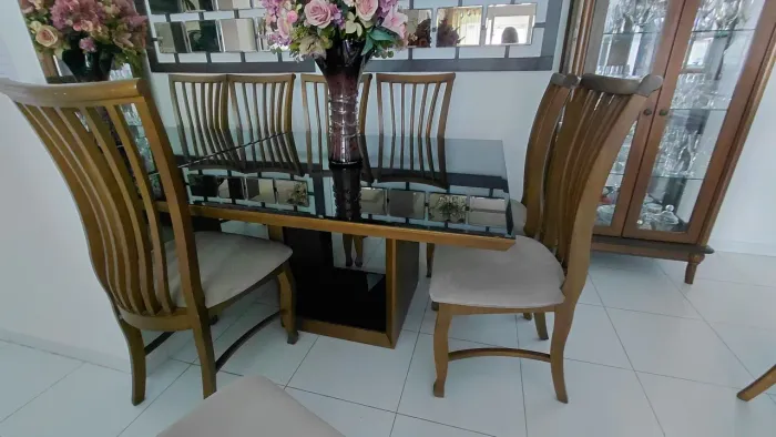 Vendo mesa com 6 cadeiras 