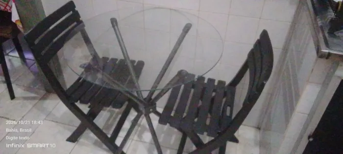 Vendo mesa com 2 Cadeiras de plástico super Resistente