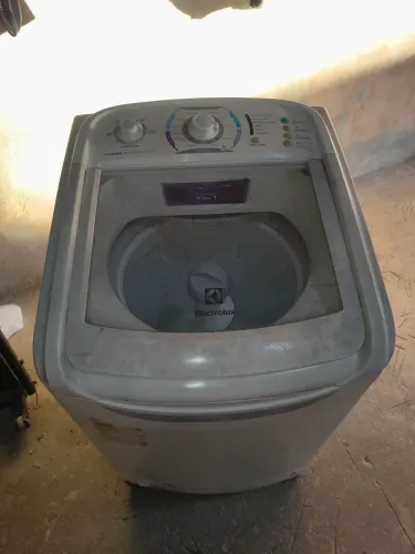 Máquina e geladeira quebradas aguardando propostas