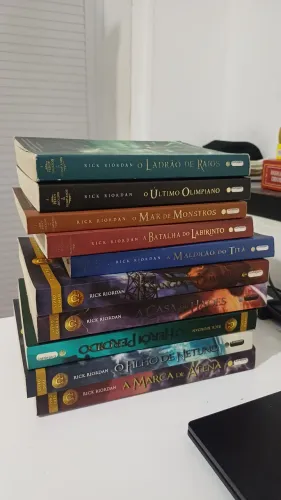 Box de livros usados com dez livros do Percy Jackson, 1° e 2° Saga