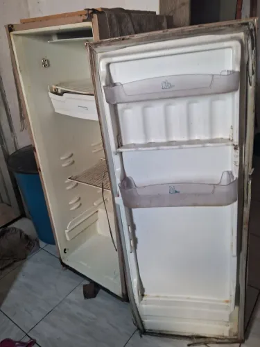 Geladeira para conserto.