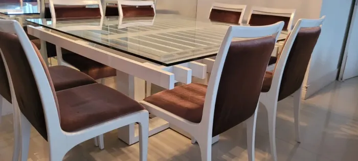 Mesa laqueada com tampo de vidro