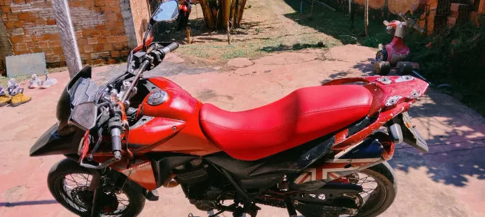 ? Vende-se Honda XRE 300 ?<br><br>Moto em dia, pronta para transferir.