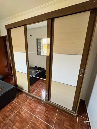 Guarda roupa roupeiro casal 3 portas de correr com espelho 