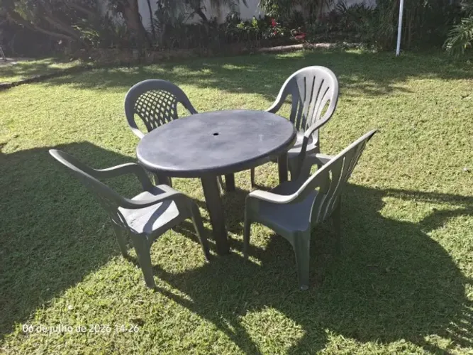Cadeiras e mesa de jardim