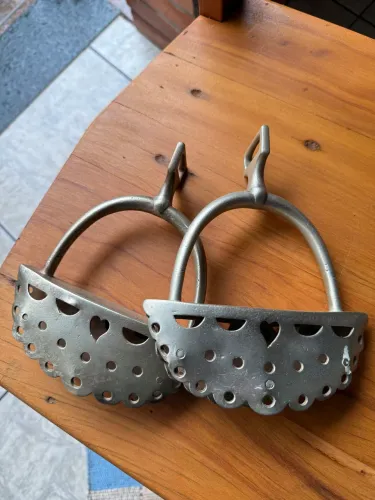 Estribo antigo metal branco