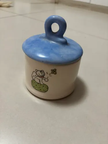 Pote de cerâmica branca tampa azul