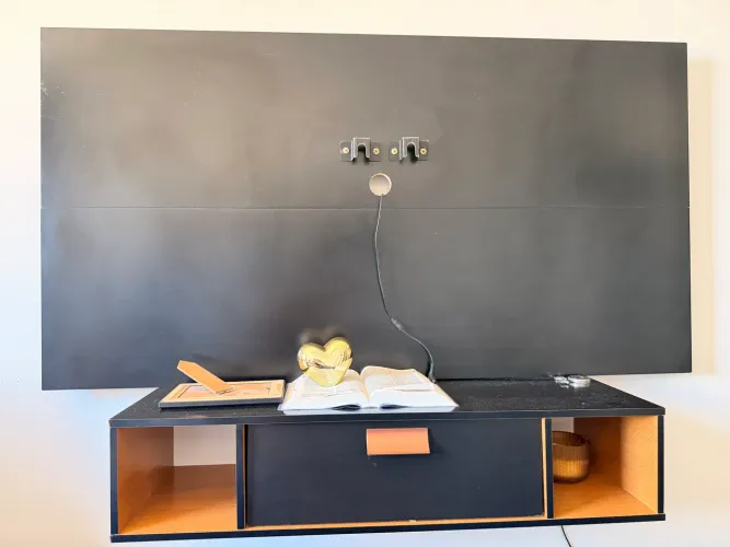 Mesa de cabeceira + painel