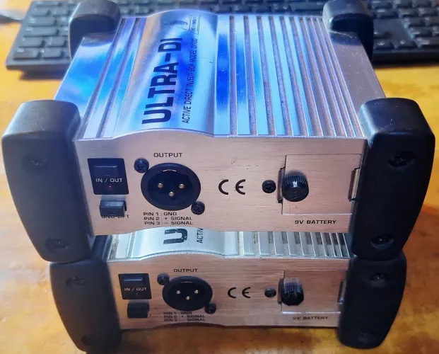 Par de ultra DI 100 Behringer