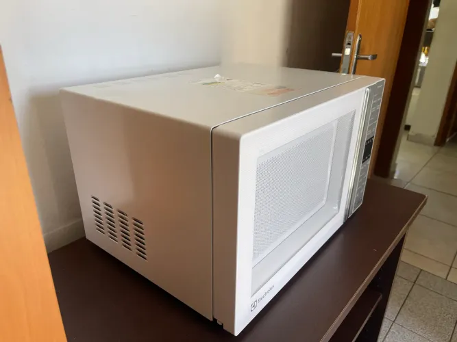 Micro ondas ME 36B eficiente 36 litros eletrolux branco 220 v