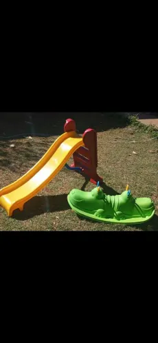 Escorregador e gangorra infantil