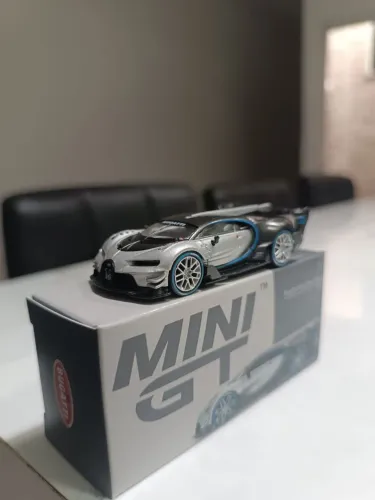 Miniatura Mini GT 1/64