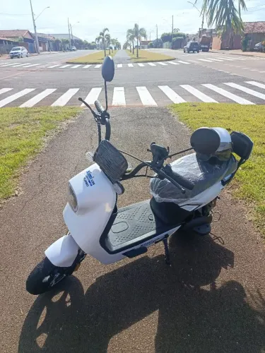 Moto elétrica nova na caixa 